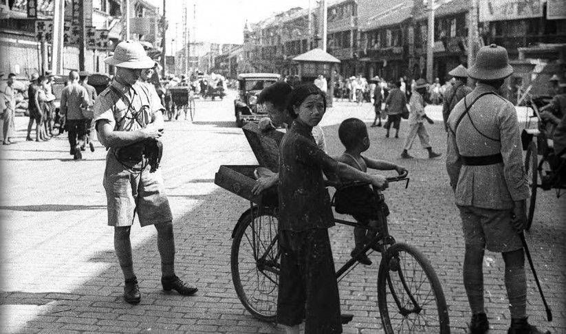 这应该是一家人,年轻美丽的少妇扶着他们的自行车,她的儿子坐在车大梁