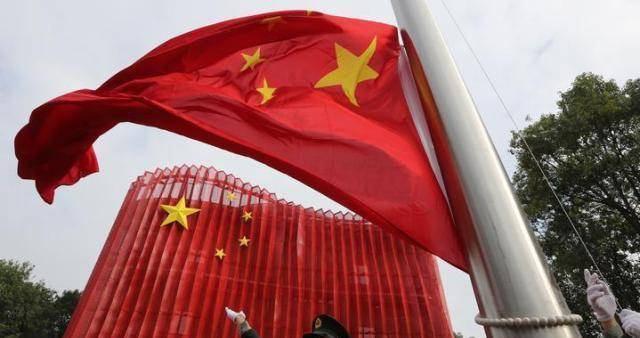 五星红旗设计者,是如何从3000竞争者中崭露头角,成为国旗之父的