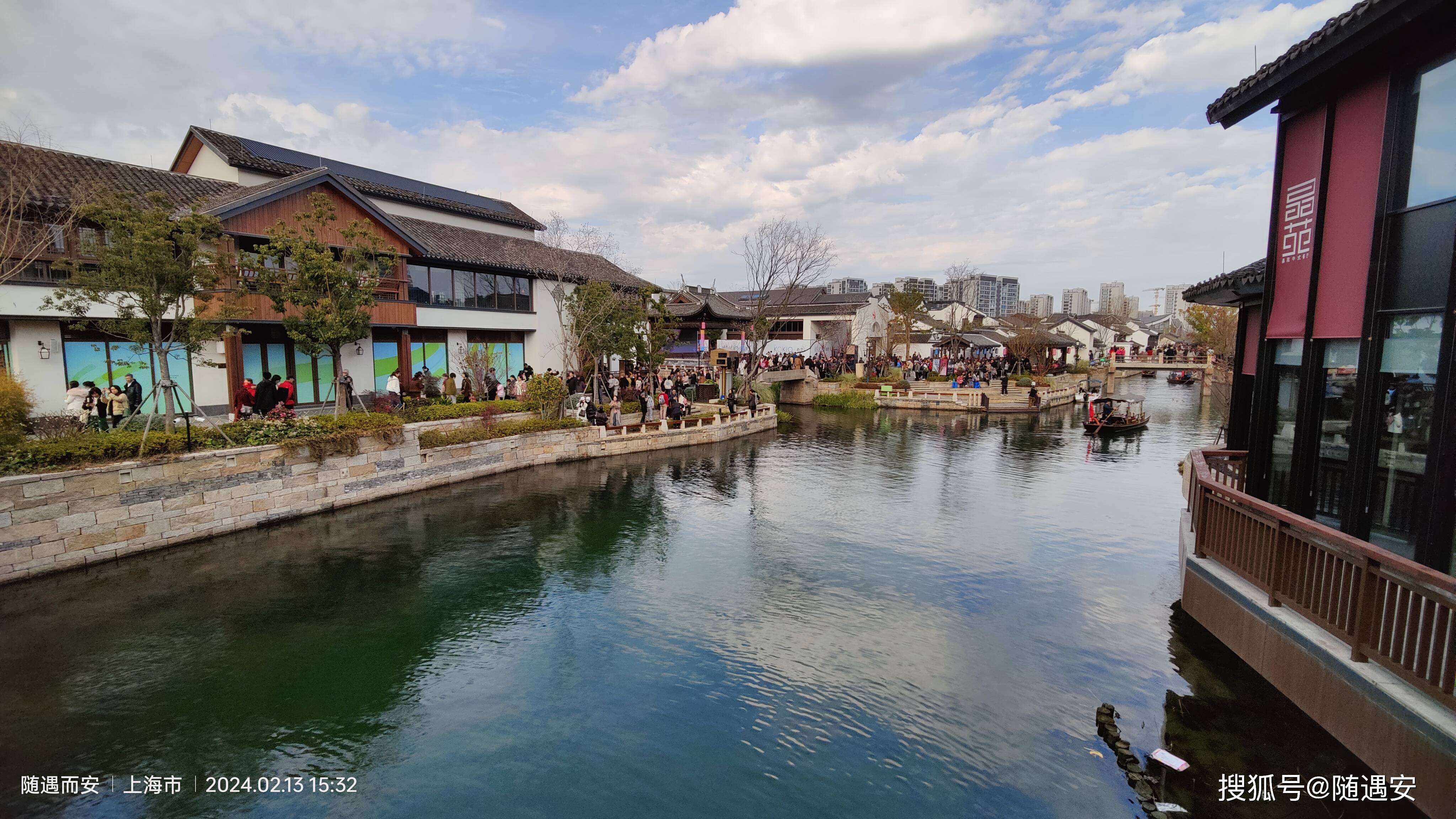 上海蟠龙天地位于上海虹桥商务区.