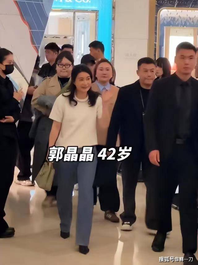 郭晶晶外套被吐槽像男装,一个细节成功圈粉:时尚的尽头是随心所欲!