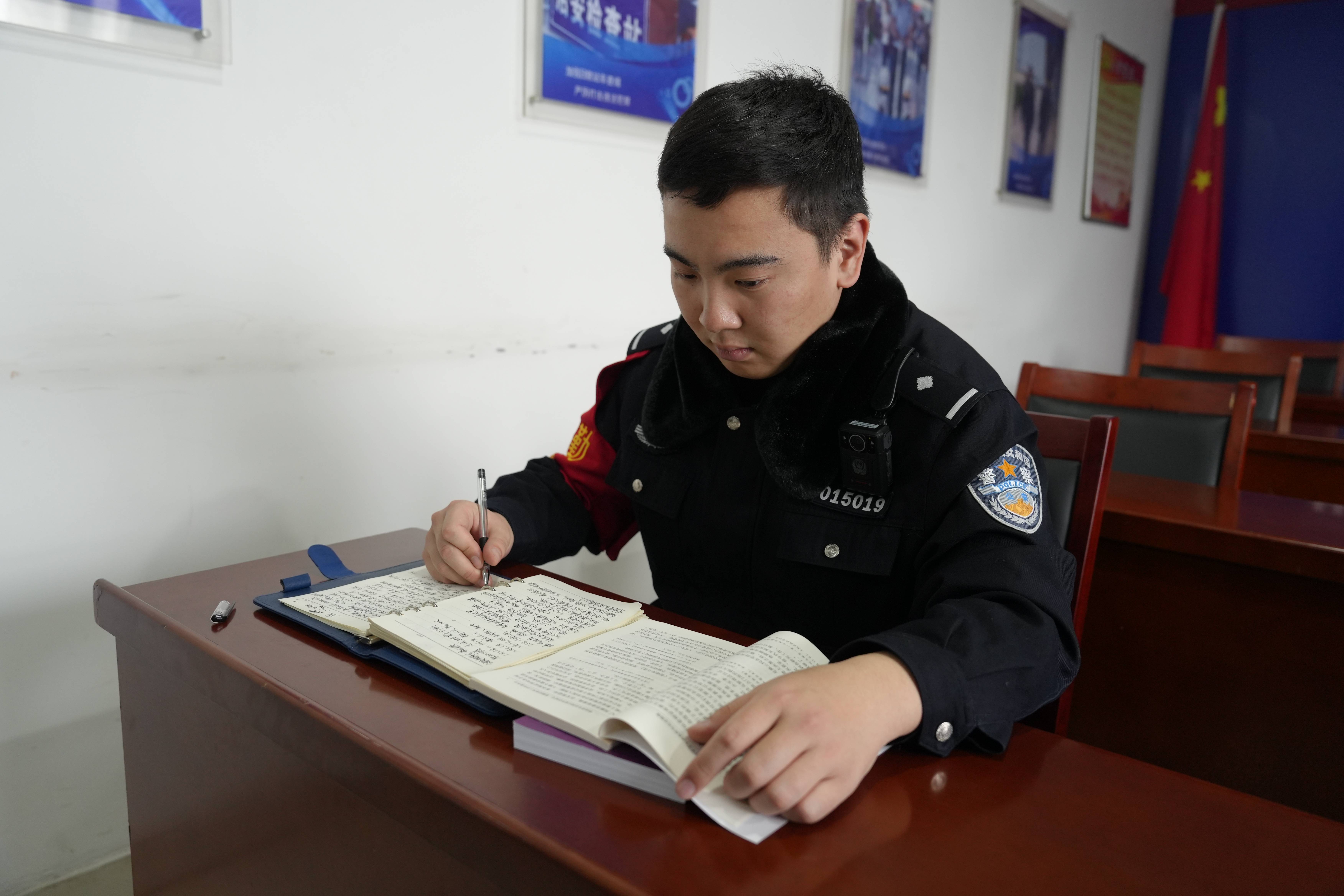 融入工作,邯郸东站派出所专门安排新老民警结成师徒对子,田志军的徒弟