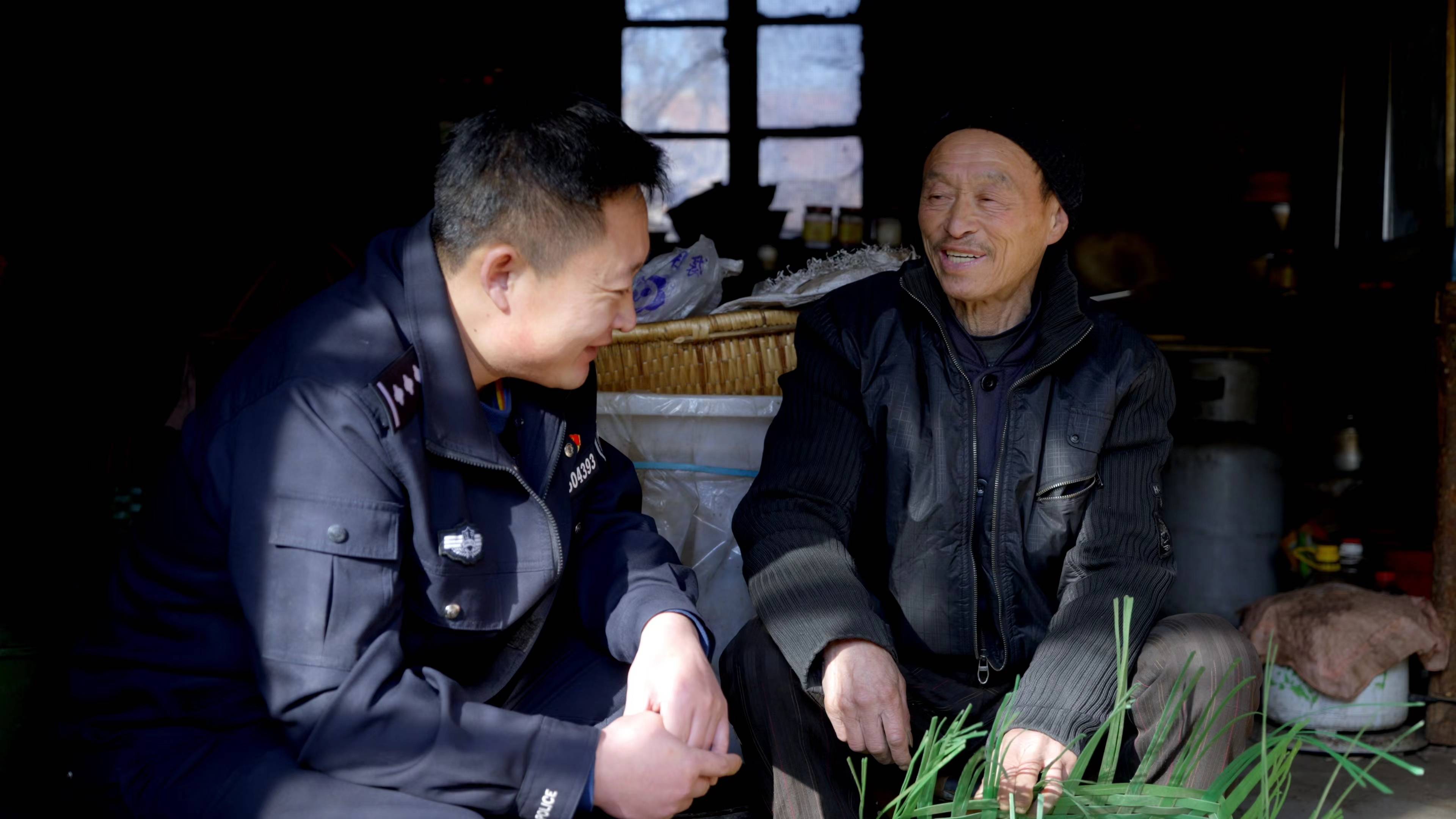 本溪县公安局关工委联合志愿者团队开展"学雷锋送温暖活动"_大爷_碱厂