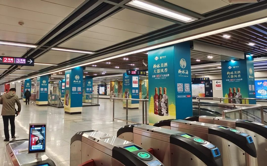 发力,不断整合各类市场与传媒资源,增加品牌亮相机会,同时加大了机场