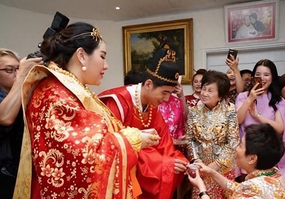 原创赌王女儿何超盈倒贴14亿下嫁东北小伙婚后被小8岁丈夫宠成宝