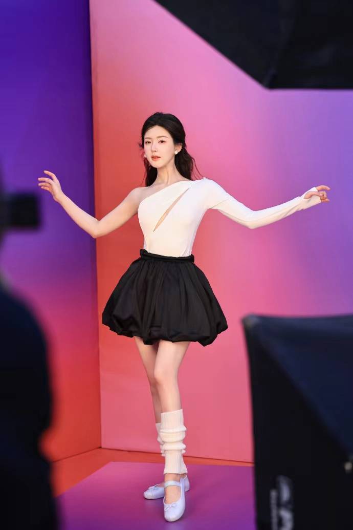 原创赵露思引领时尚新潮流白色堆堆袜配斜肩修身衣清新好身材一览无余