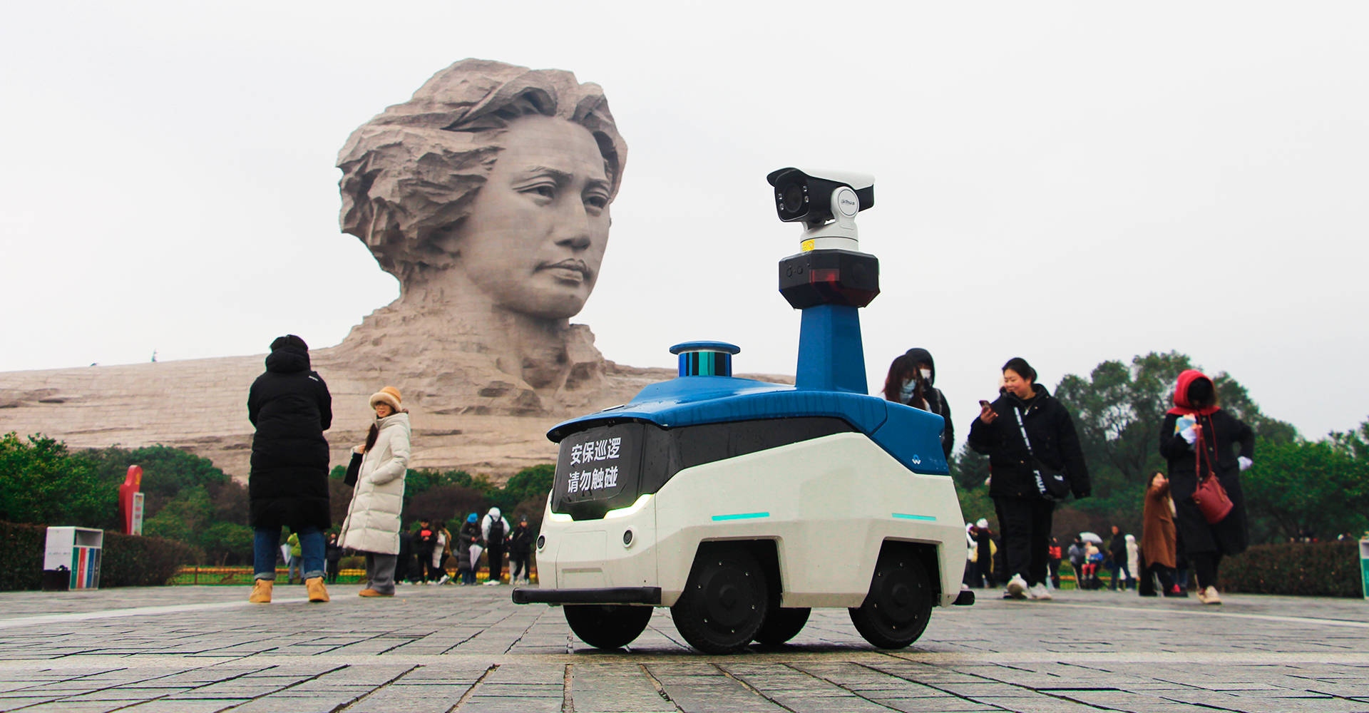 橘子洲景区安保巡逻机器人正式上岗