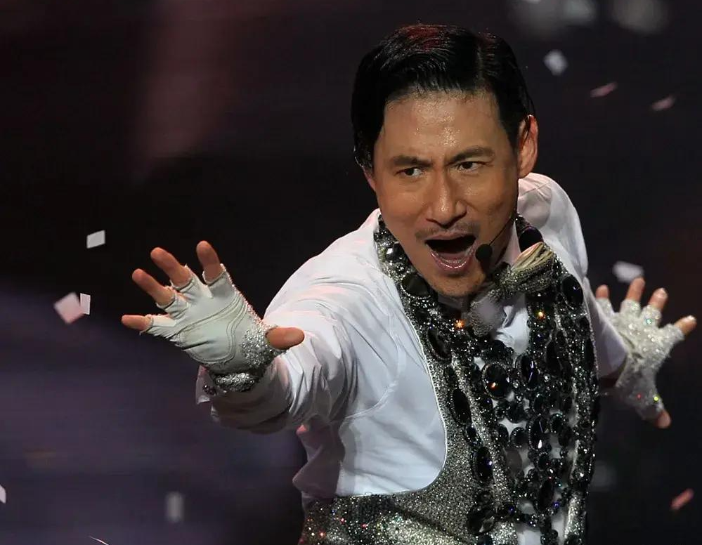 张学友表示,目前的症状包括轻微发烧,咳嗽和肌肉疼痛,但腹泻已经停止