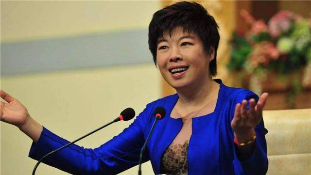 原创还记得那个被轰下台的于丹吗在跌落神坛的日子里丈夫不离不弃