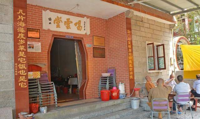 走进寺庙,和尚们正在喝茶,一副对联无疑是东明寺最真实的写照:"空门