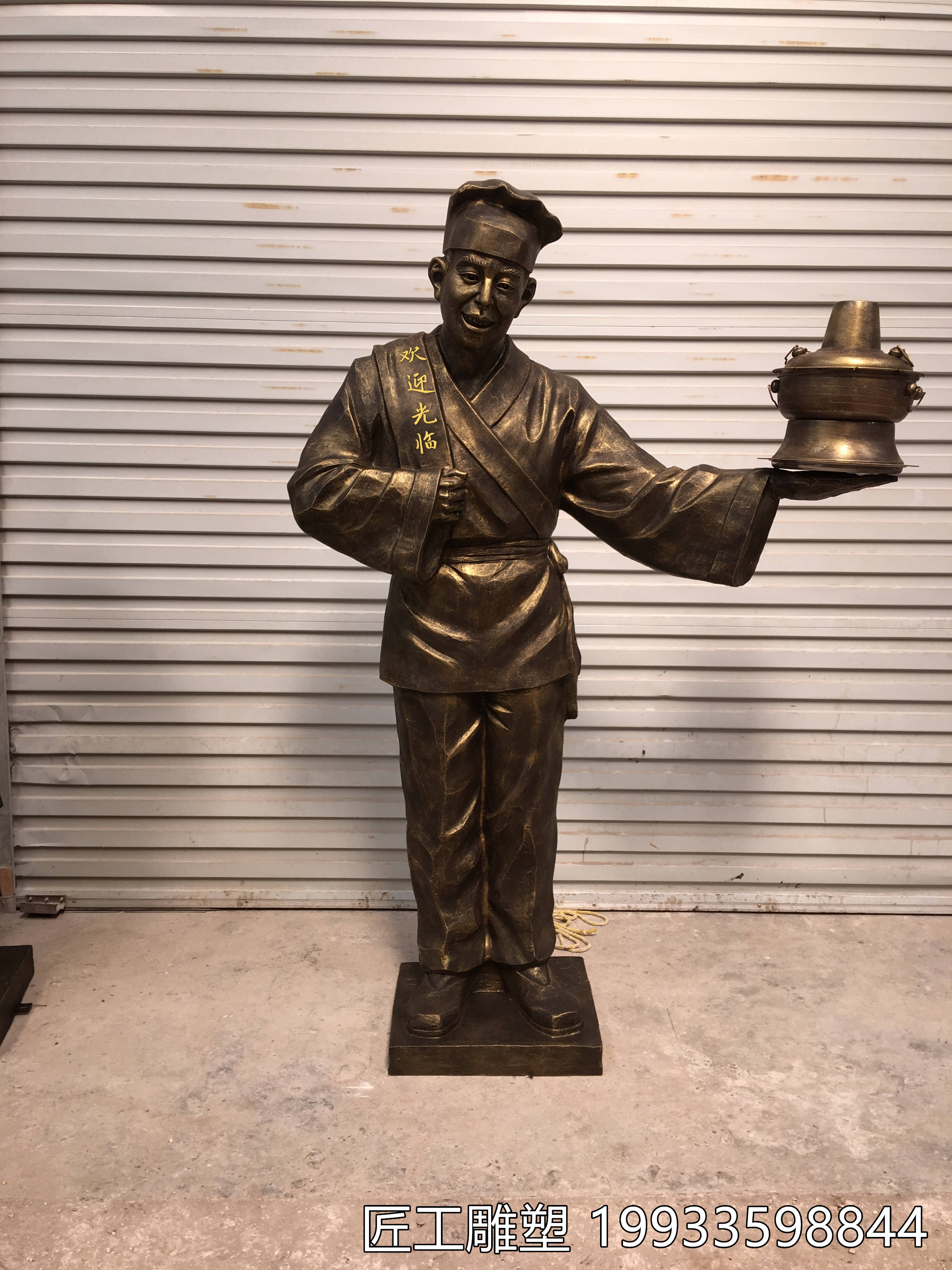 玻璃钢仿铜迎宾店小二雕塑人物装饰摆件雕塑