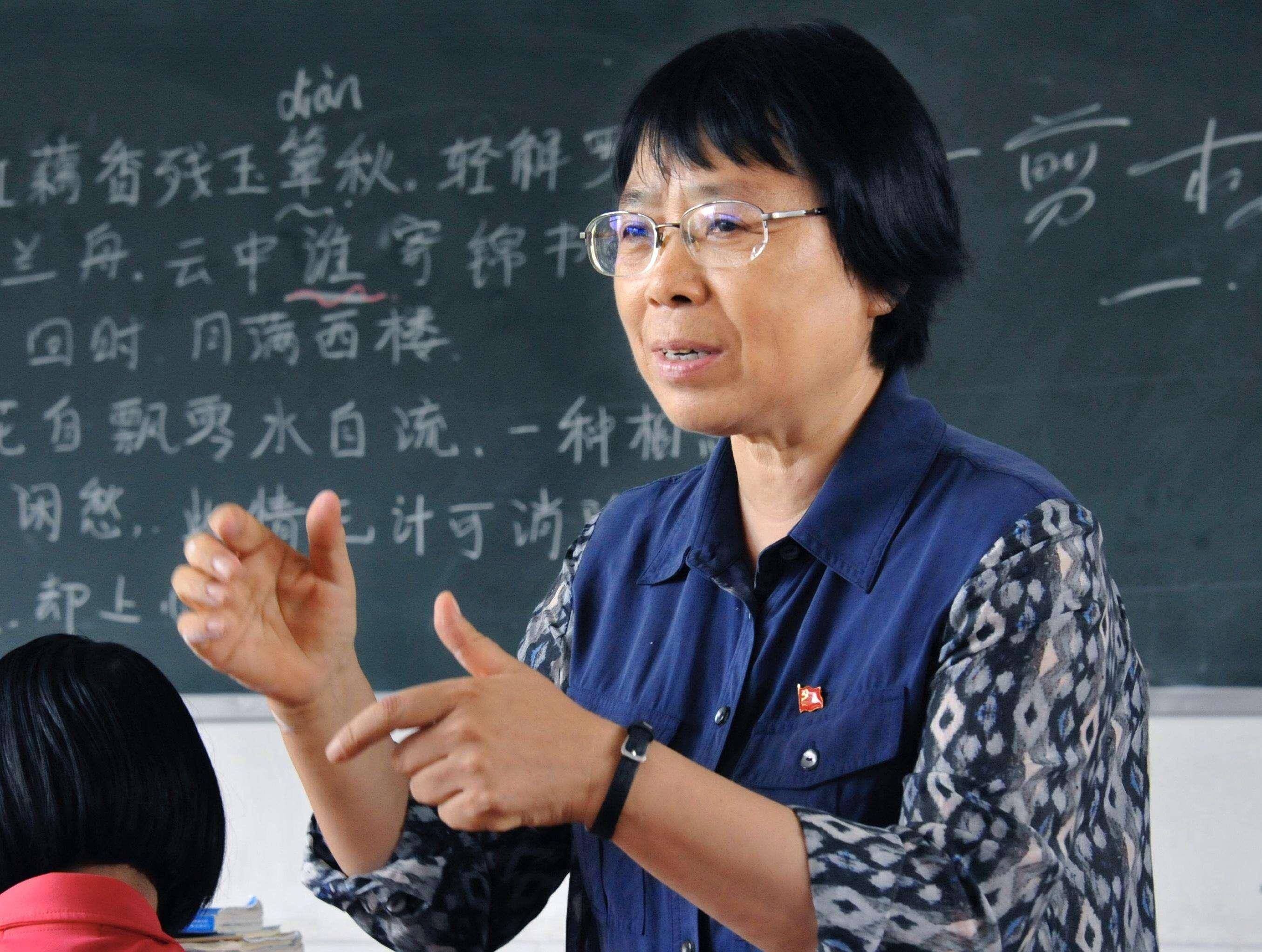 原创时代楷模张桂梅大山里的擎灯者燃烧的是生命照亮的也是生命