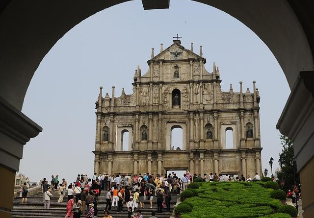 大三巴牌坊是澳门的标志性景点之一,也是澳门历史文化的象征.