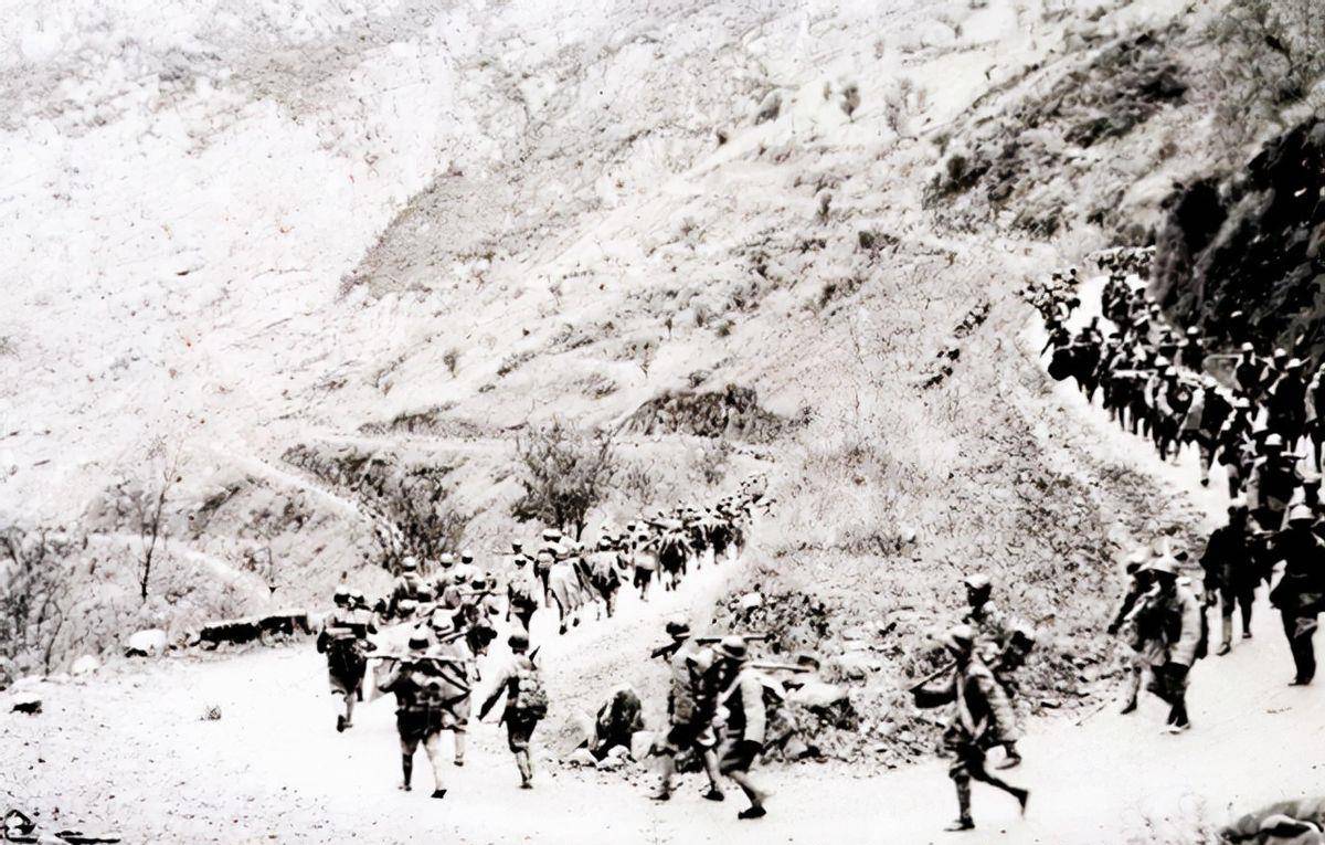 在催促之中,国民党军队在飞机和大口径迫击炮的掩护之下,连续向洪武垴