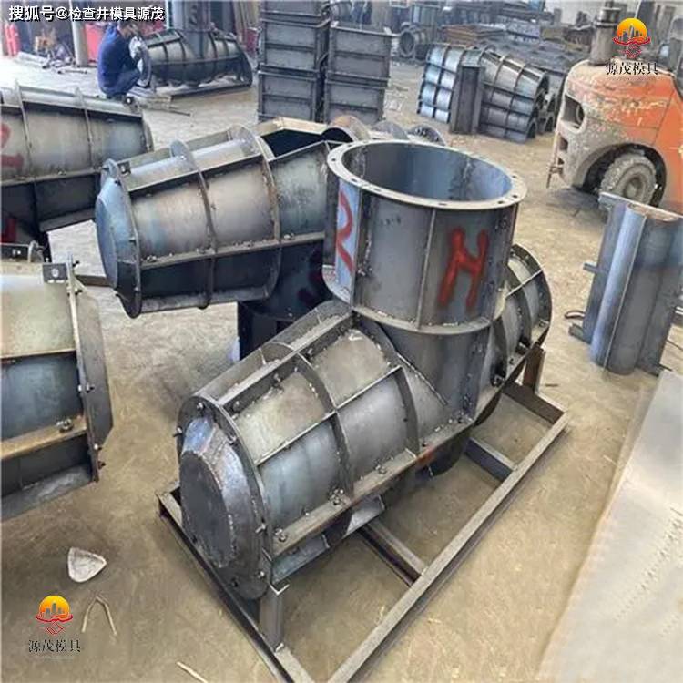 有些还有十几吨的大型扭工字块.