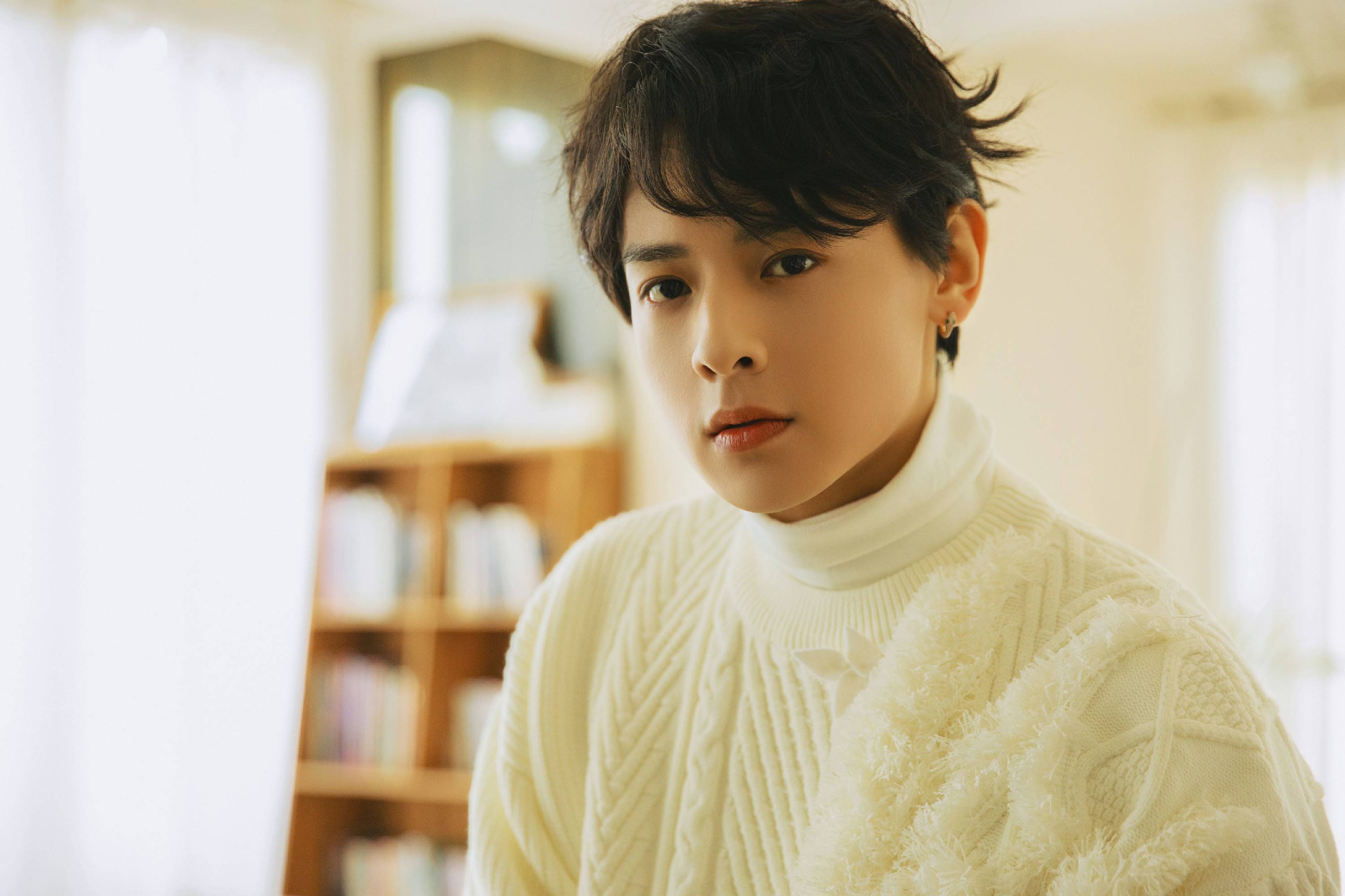 小兰花娱乐旗下演员白澍春日慵懒风写真释出尽现邻家大男孩气质