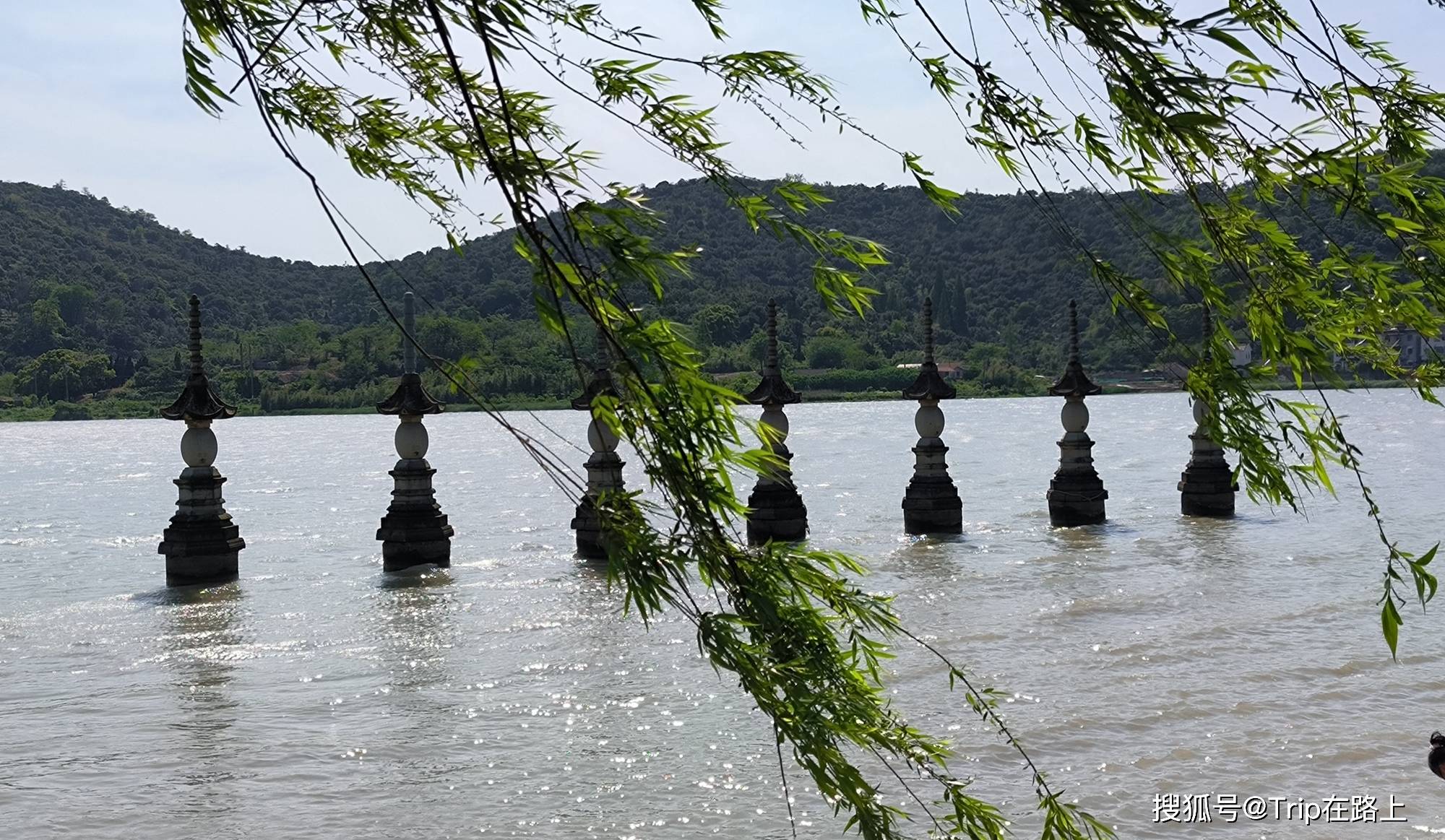 鸣鹤古镇,这座沐浴在白洋湖畔的千年古镇,与五磊山紧密相连,仿佛是大