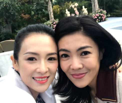 原创苏芒展览吸引章子怡亲子游难得合影曝光感情超乎想象