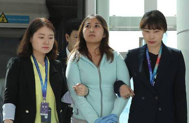 6月9日,郑维罗外出,计划前往首尔南部看守所,探望被关押的母亲崔顺实.