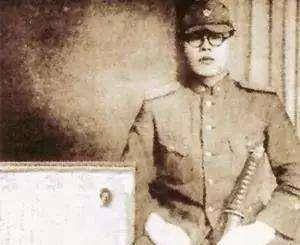 图-杀害赵尚志的凶手之一东城政雄,在印有赵尚志头颅的奖状前的留影