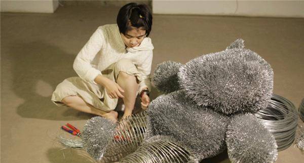 80后央美才女赤身躺上铁丝床,让人难以接受_周洁_什么_作品