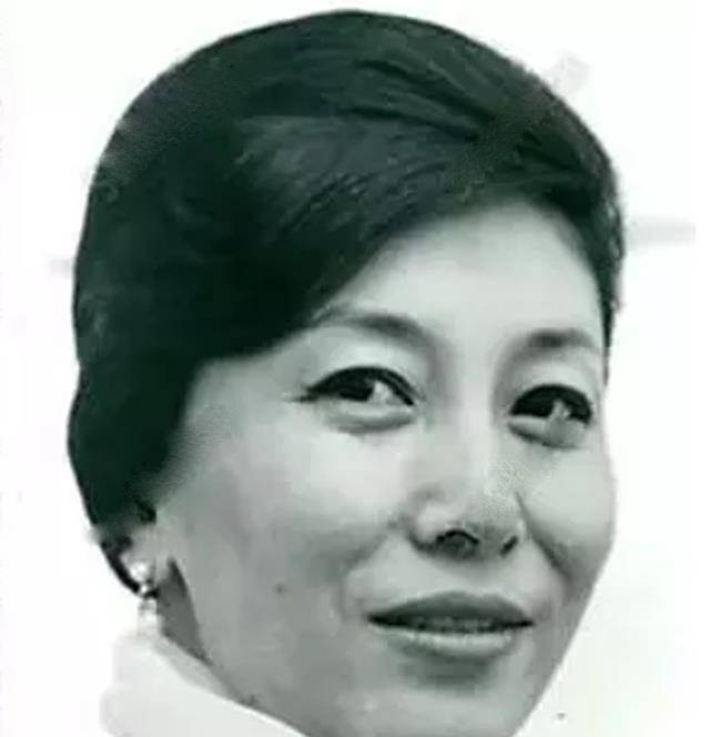 原创锡金末代公主为复国奔走落魄时携3子住小平房与妹妹创业