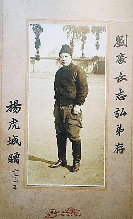 原创1949年杨虎城遗体挖掘的现场双手被反绑脸部被强酸腐蚀