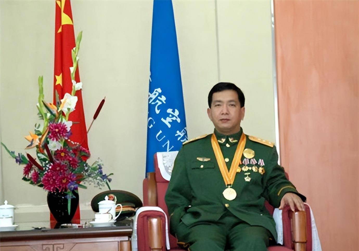 原创老山战场侦察英雄丁晓兵被炸亲手割掉手臂31年后成独臂少将