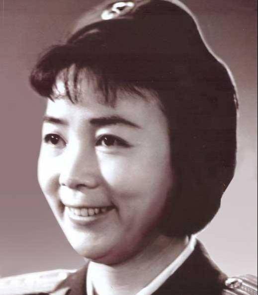 悲惨的田华一家四口全患癌花光300万今92岁过得怎样