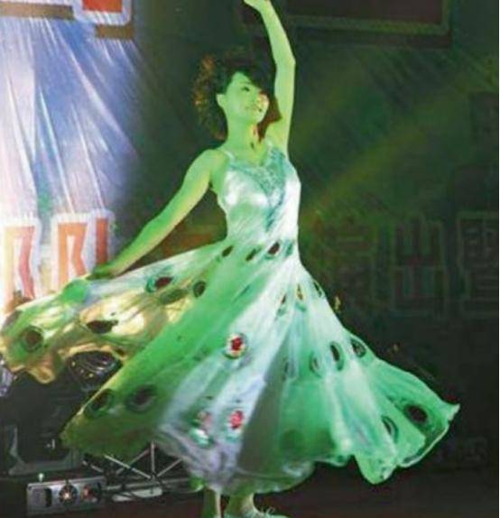 原创金孔雀余旭30岁牺牲36万人为其送行墓前至今摆着战机模型