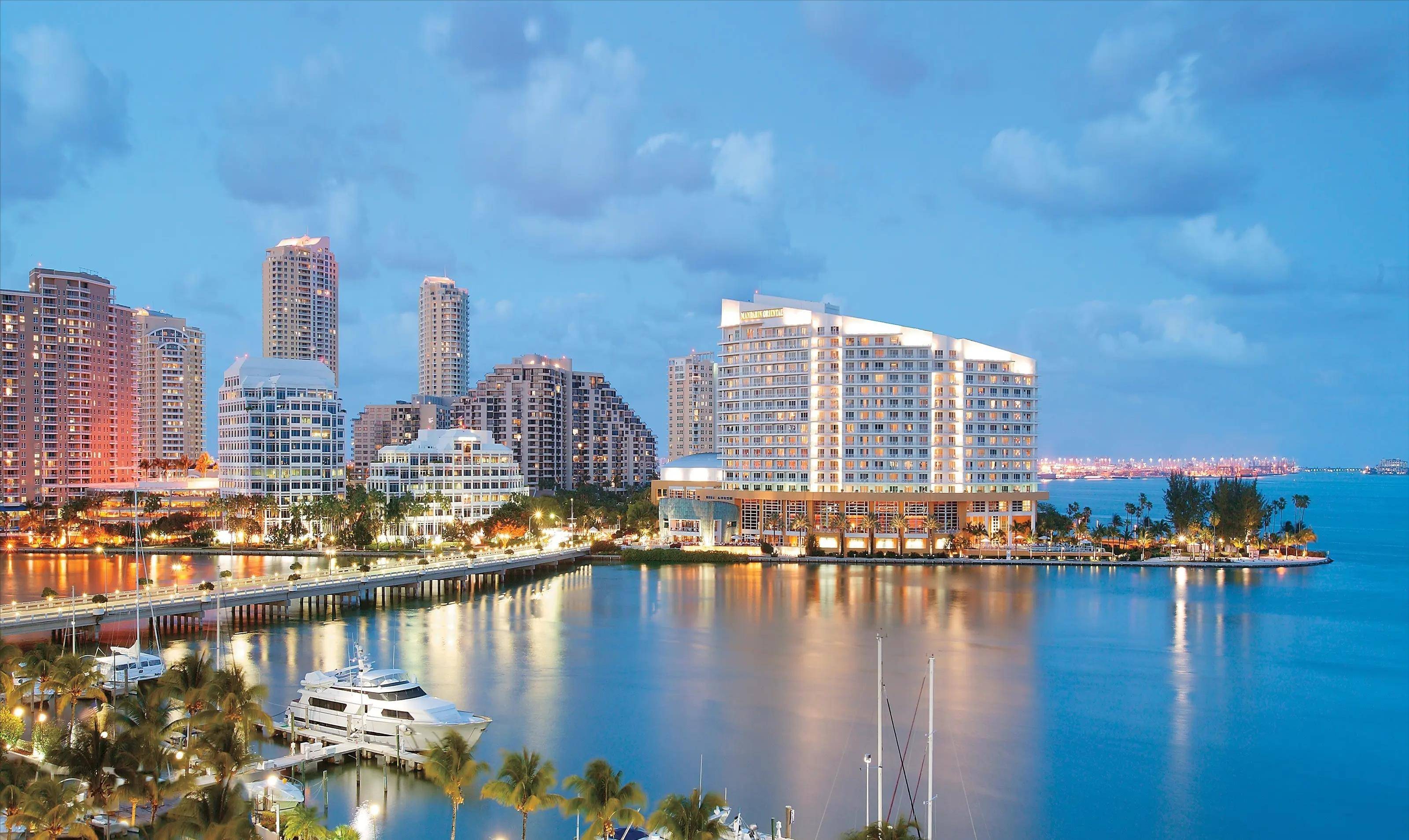 主体佛罗里达半岛将大西洋和墨西哥湾分开,海景迷人,气候温润