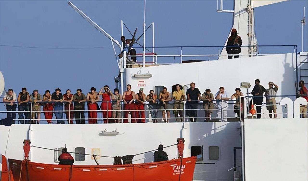 原创索马里海盗出海打劫不料偶遇俄海军俄军做法简直大快人心
