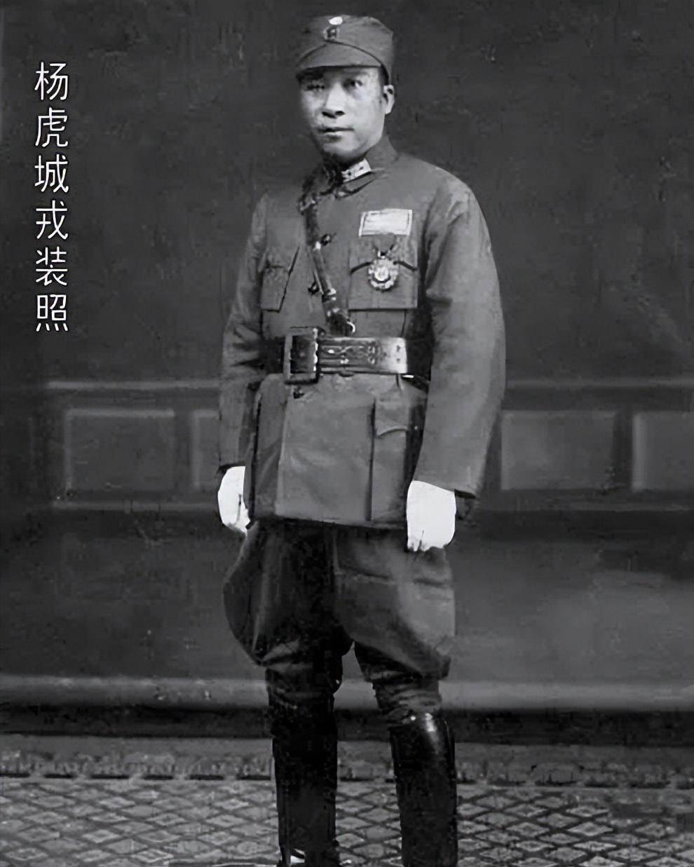 原创1949年杨虎城遗体挖掘的现场双手被反绑脸部被强酸腐蚀