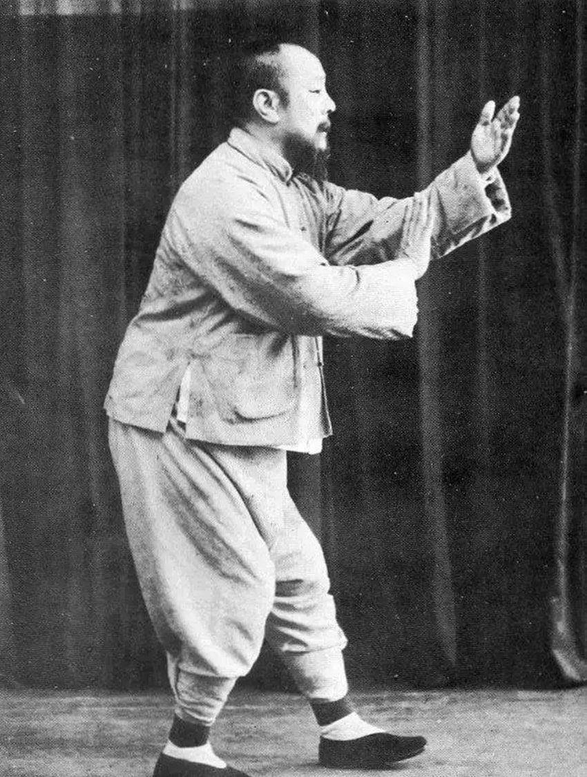 因为吴鉴泉的父亲吴全佑的太极拳,就是从杨露禅和杨班侯那里学到后