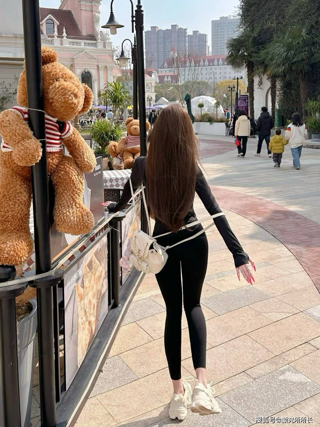 原创顶级19岁水蛇腰身材少女街头时尚穿搭黑色瑜伽服透气又舒服