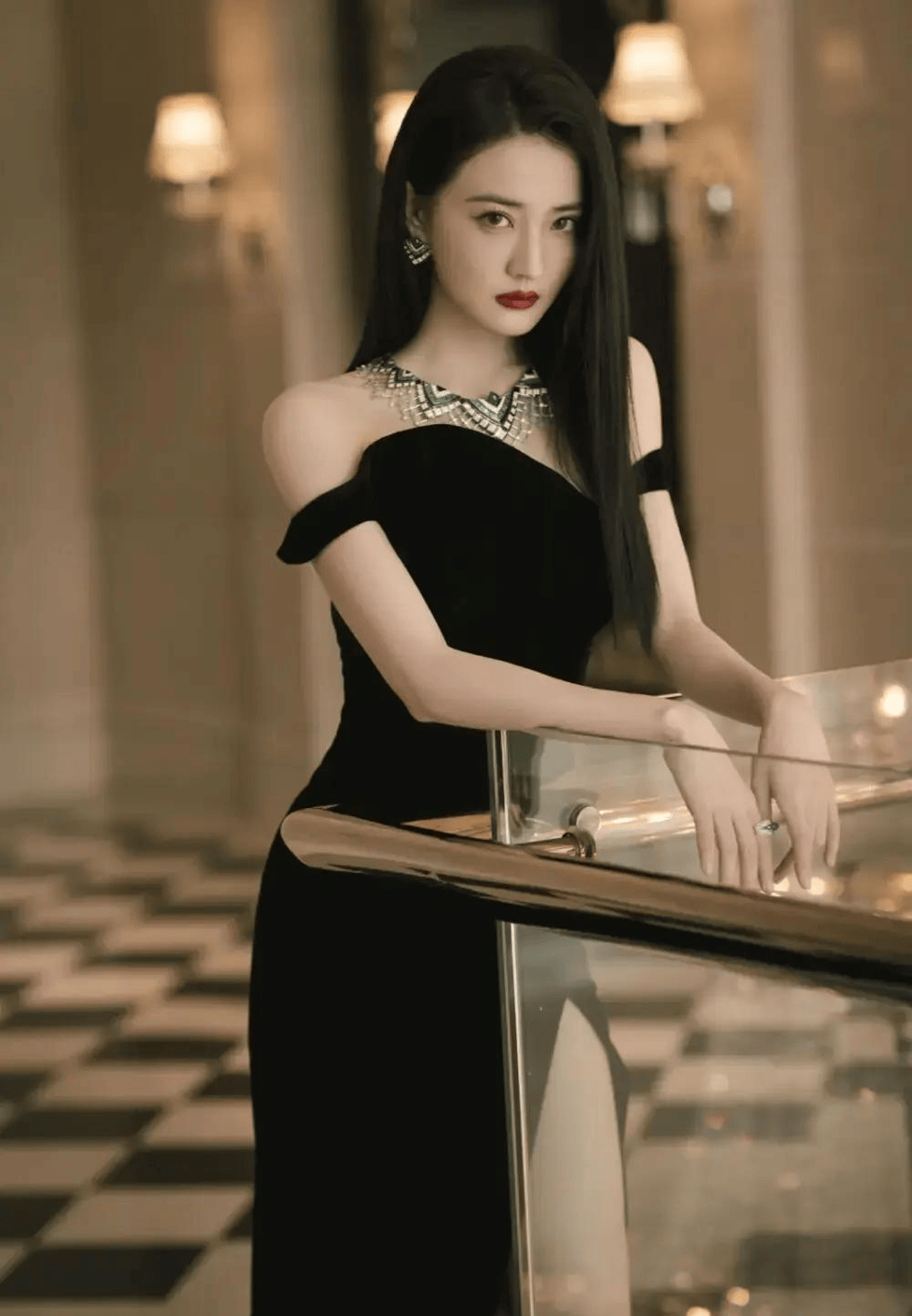 徐璐在微博上晒出的照片让我们看到,她好像已经走出了那段失败的感情