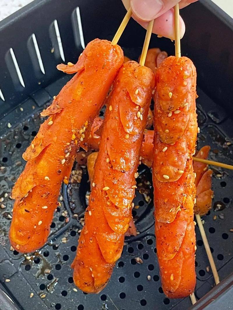 淀粉肠厂董事长直播吃淀粉肠 315晚会的威力属实过于强大