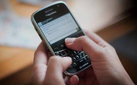 妻子去世丈夫给手机充2000元话费埋在了坟前每天发信息说我爱你