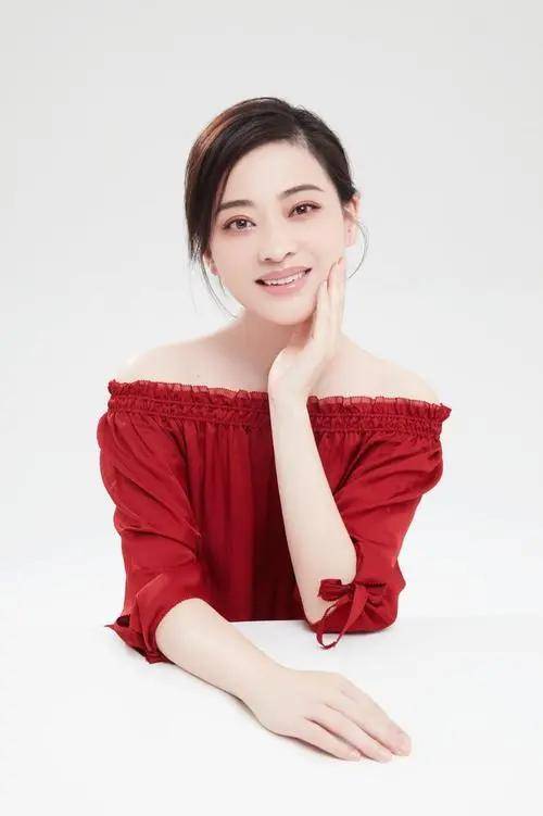 原创梅婷大胆创新毛线帽大衣配运动服展现独特的休闲优雅魅力