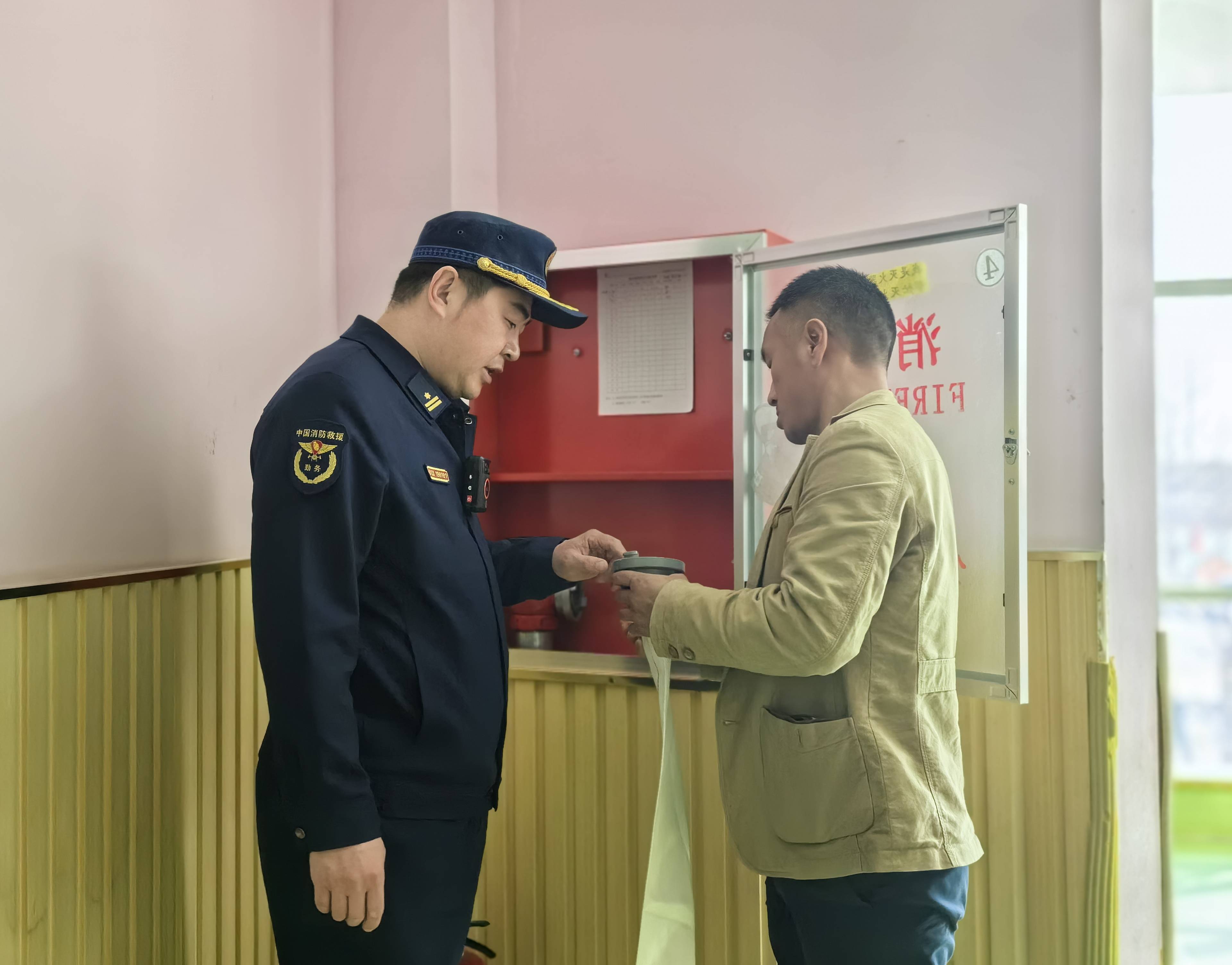 检查过程中,检查人员对幼儿园消防中控室是否有人值守,公共区域的外窗