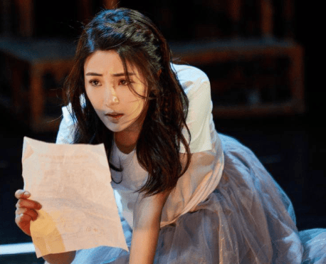 因为当时香港的学校很有发展感,张可盈便选择在香港就学.