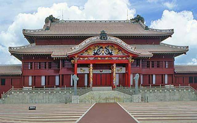 上世纪80年代琉球大学迁校后,日本政府于1992年完成正殿主建筑复原