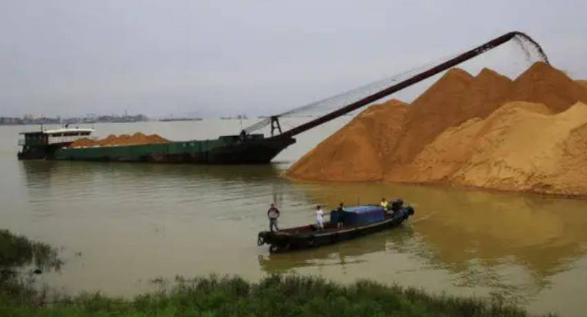 江西"严老咪":家贫辍学靠搞"暗杀"上位,垄断采砂20年赚50亿_严茂华