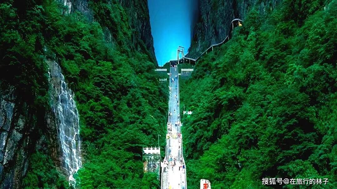 俯瞰通天大道,饱览山间美景,引人入胜_天门_the_bai