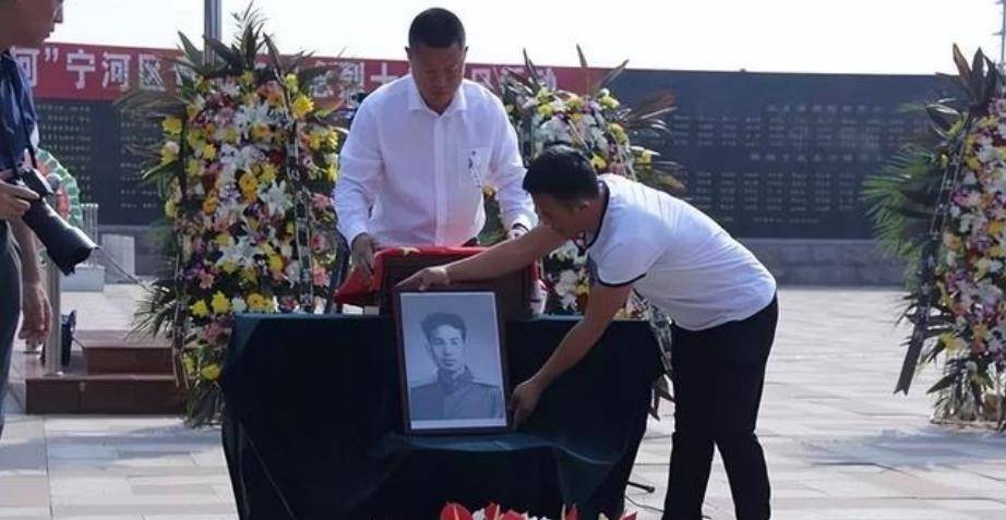 1965年李显斌驾机叛逃获280万奖金迎娶特工26年后回乡被捕