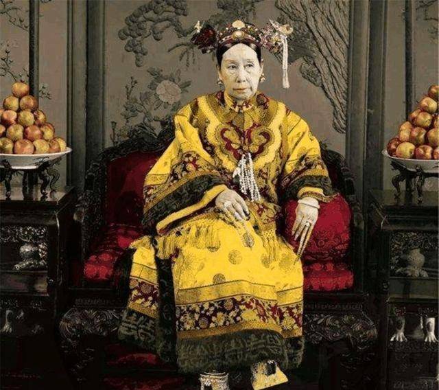 中国最奢侈的女人:一天花500万人民币,衣服一天一件,能穿192年_慈禧