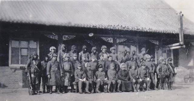 原创真实的谢文东从抗联军长到土匪头子被抓时正跪在庙前拜神祈祷