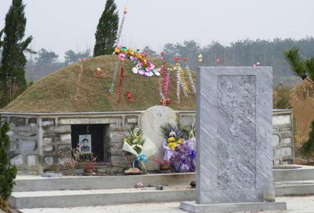 海子墓安妮结婚了,他所有爱过的女性都结婚了,只有海子还孤零零地游走