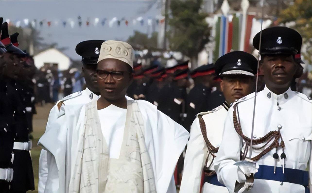 原创嘴炮总统贾梅拥兵1000扬言征服美国制服中国奥巴马听完大笑