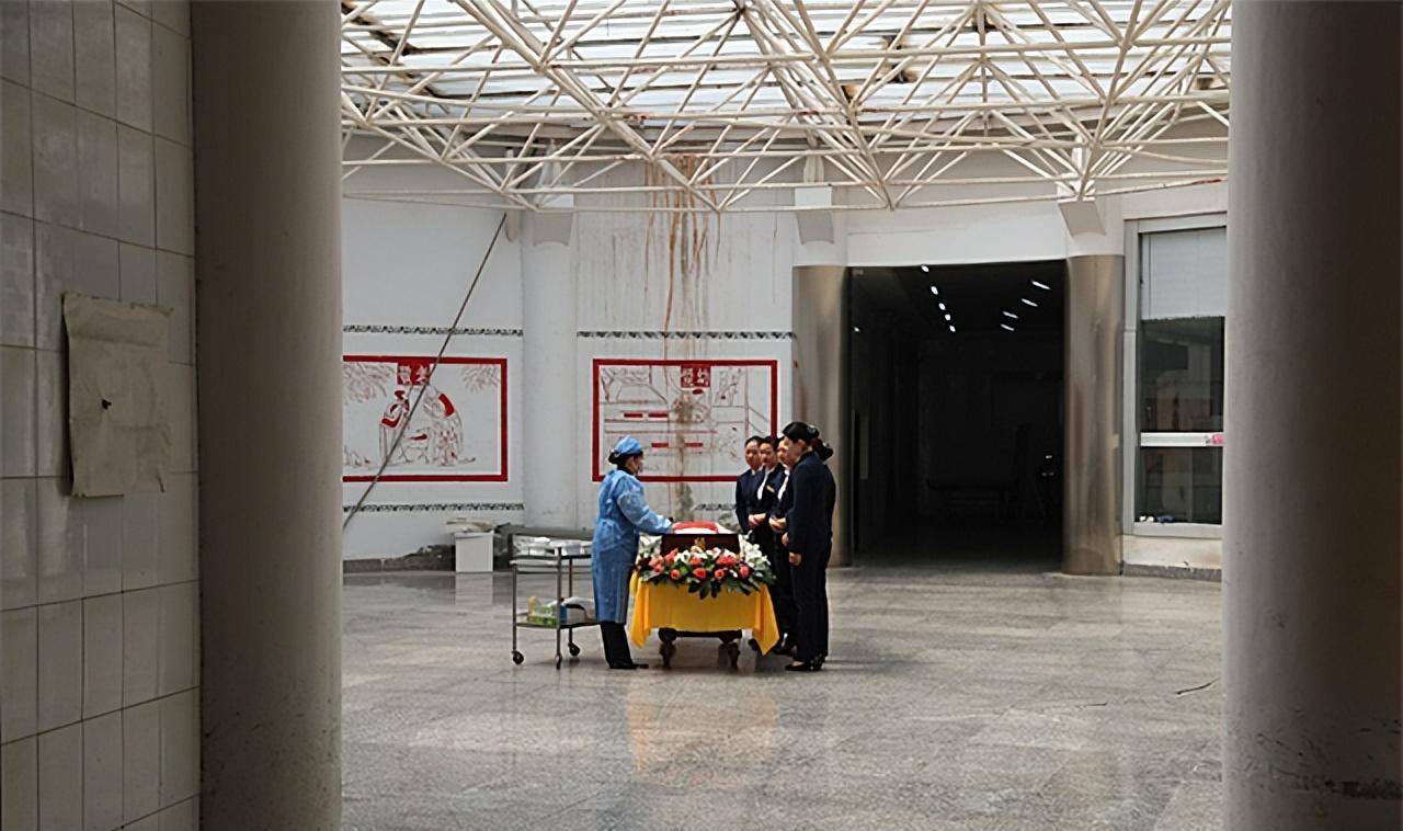 在殡仪馆20年她每天穿梭于冻尸和棺材之间一年5000场告别仪式