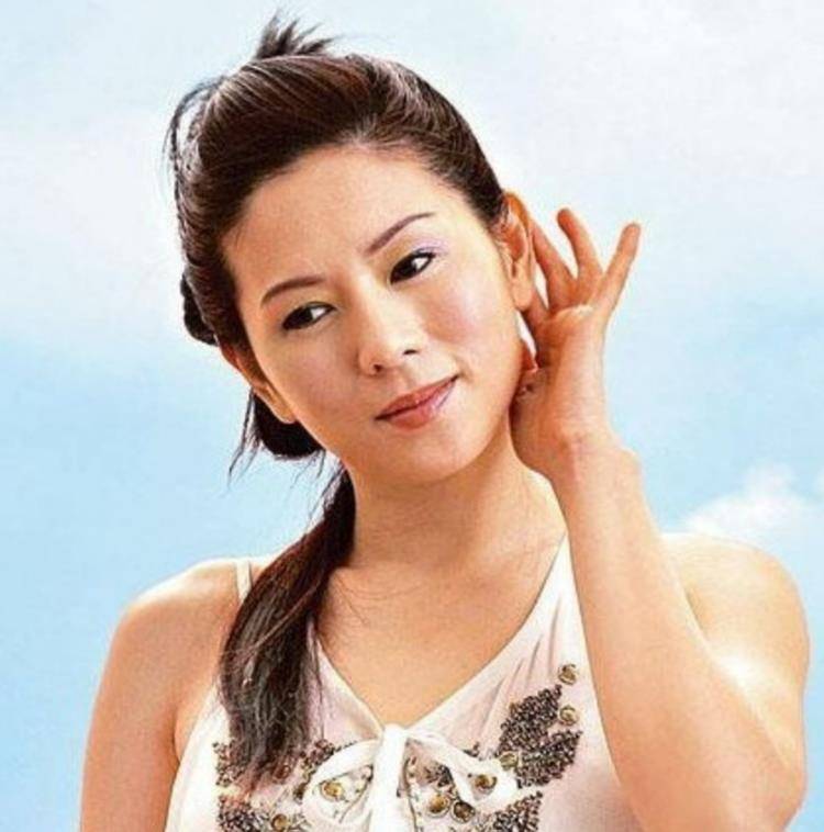 原创58岁周星驰满头白发黯然落泪被误解30年却无人懂我的心酸